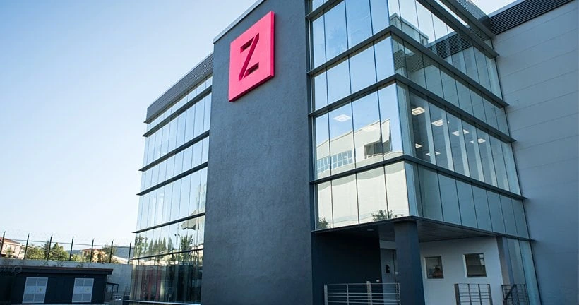 الواجهة الخارجية لمنشأة Zenium السابقة في إسطنبول، وعليها شعار Z وردي؛ وتمثل حرم Equinix ‏IS2/IL2. ينبغي استخدام الصورة لواجهة المنشأة السابقة في الحرم نفسه، لا للمرحلة الجديدة IL4 في عام 2026.