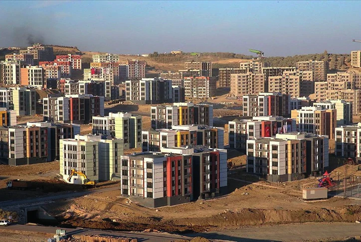 Kullanıcı tarafından sağlanan portföy PDF'sinin 6. sayfa, soldaki 2. proje görseli; Hatay–Antakya As-Built projesi için portföyde kullanılan apartman/şantiye görüntüsü. Portföydeki görsel; fotoğraf/render ve proje eşleşmesi bağımsız doğrulanmamıştır.
