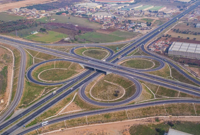 Kullanıcı tarafından sağlanan portföy PDF'sinin 10. sayfa, soldaki 3. proje görseli; İstanbul–İzmir Otoyolu KM=92+747.000 Balat Ayrım Kavşağı Plan ve Profil İşi için portföyde kullanılan kavşak görseli. Portföydeki görsel; fotoğraf/render ve proje eşleşmesi bağımsız doğrulanmamıştır.