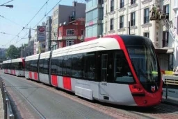 Kullanıcı tarafından sağlanan portföy PDF'sinin 8. sayfa, soldaki 1. proje görseli; Mahmutbey–Bahçeşehir–Esenyurt Metro Hattı projesi için portföyde kullanılan tramvay görüntüsü. Görselde tramvay görülüyor; proje adı metro hattı olarak verildiği için görsel yalnızca portföy illüstrasyonu/temsili olarak tutulmuştur. Portföydeki görsel; fotoğraf/render ve proje eşleşmesi bağımsız doğrulanmamıştır.
